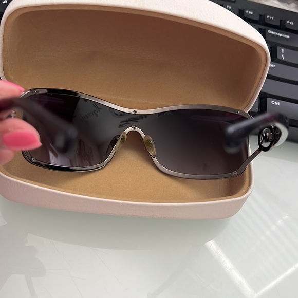 Michael Kors sunglasses with case 😎 - Picture 4 of 9